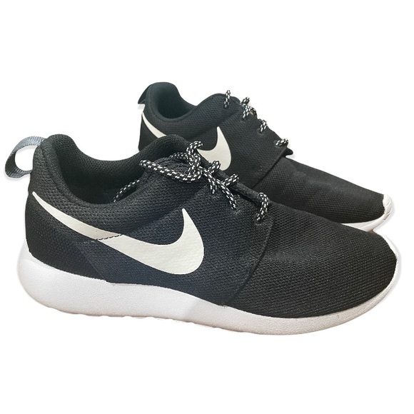 Nike Shoes - Nike Roshe One
